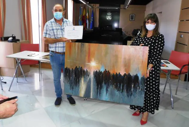 La alcaldesa, Raquel Medina, recibió el cuadro pintado por Juan Núñez. / MAM