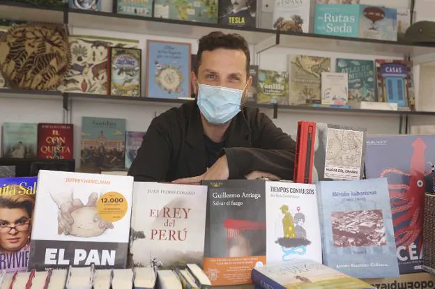 Mario Quintana, de la Selva Dentro, en su caseta de la Feria del Libro. / J. M. ROMERO