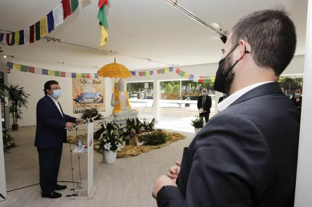 Salaya observa a Vara durante el discurso en el que anunció por sorpresa los nuevos usos del Provincial. / L. C.