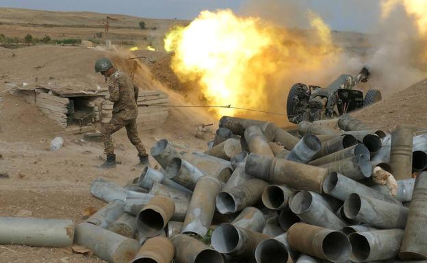 Disparo de una pieza de artillería Armenia, en el conflicto de Nagoro Karabaj./EFE