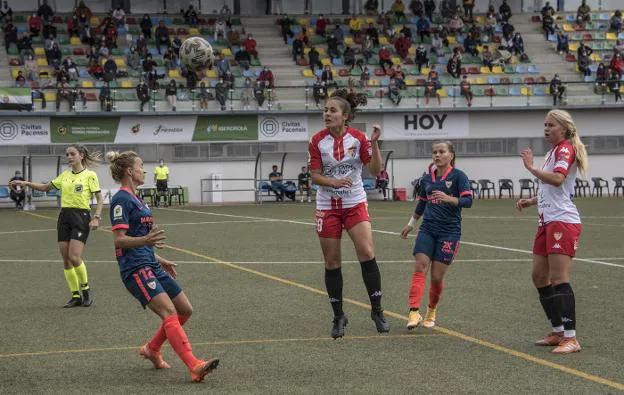 Alba Zafra debutó el pasado domingo en Primera Iberdrola ante el Sevilla con 16 años. / PAKOPÍ