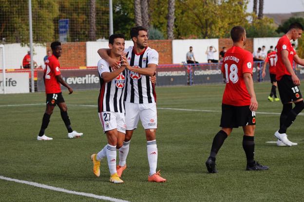 Ernest Forgas felicita a Jesús Clemente tras su gol en Montijo. / CD BADAJOZ