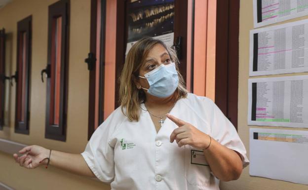 La doctora Mara Alvarez con el control de la fiebre. /J. M. ROMERO