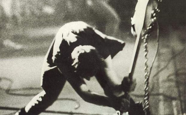 Paul Simonon, de The Clash, en la icónica foto de portada del álbum 'London Calling'./Pennie smith