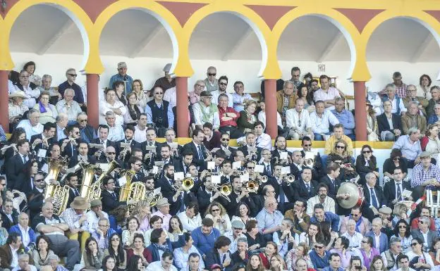 La banda del maestro Tejera en la feria de 2015 en Olivenza. /arnelas