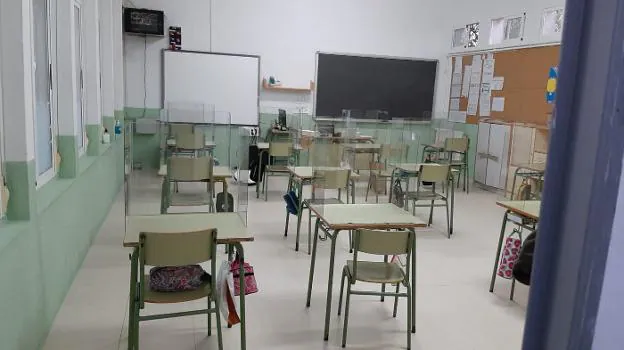 Pupitres de una de las aulas con las mamparas. / A.P.