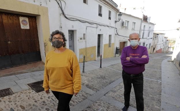 I. Cristiano y J.J. Moreno, vecinos de Villalobos, han declarado la guerra a los cables.