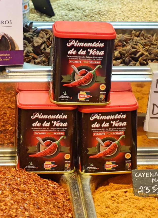Latas de pimentón de la Vera en el mercado de la Boquería. / E.R.