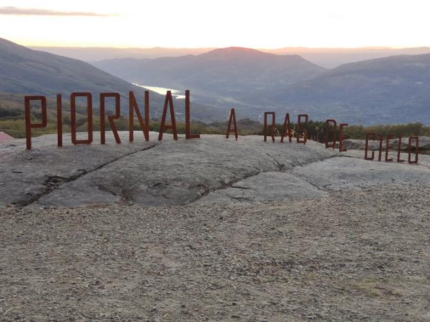 Letras de forja en el mirador de acceso a la localidad. / E. LLORENTE