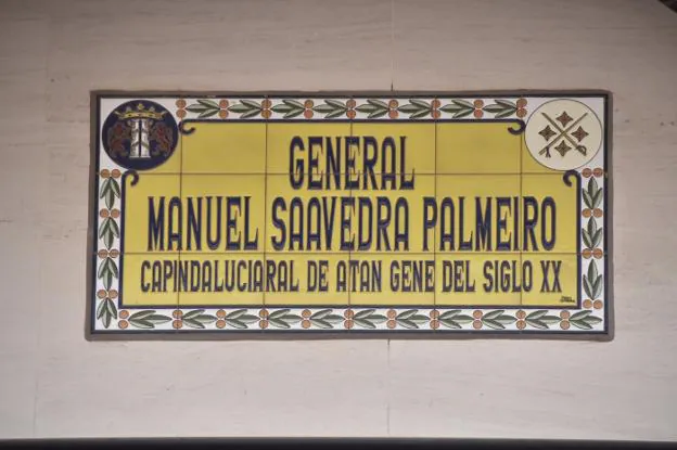 Imagen de la placa en la calle Saavedra Palmeira. / CASIMIRO MORENO