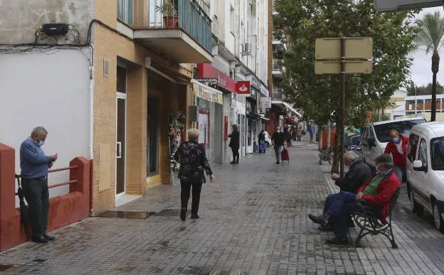 Juan Carlos I, principal calle comercial de la Antigua. / J. M. ROMERO