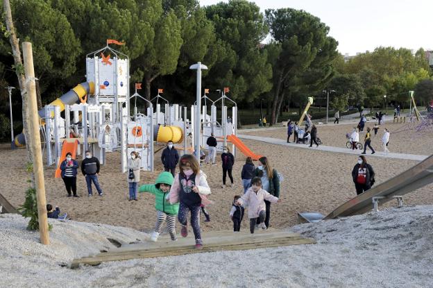 Imagen de una de la zonas infantiles del Parque del Príncipe el día de su inauguración. / LORENZO CORDERO