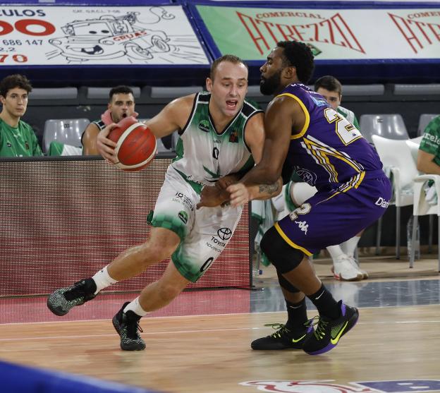 Schmidt fue el máximo anotador del Cáceres ayer en Palencia. / ADG MEDIA