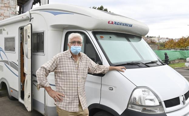 Este vasco de 70 años viaja solo.