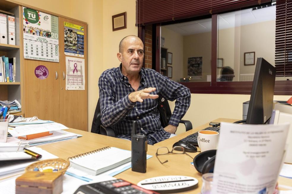 Marcial Flores, en su despacho en la Jefatura de la Policía Local de Plasencia. / ANDY SOLÉ