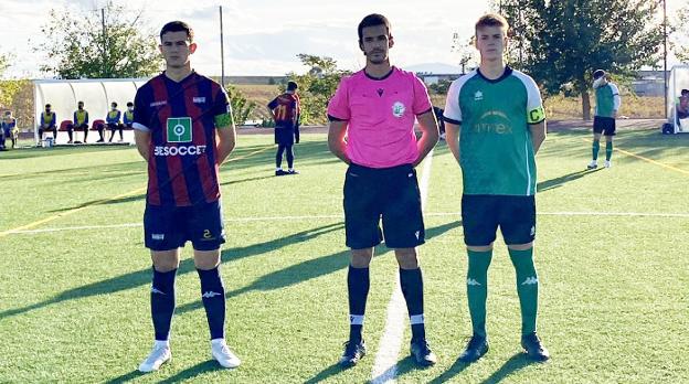 Foto de capitanes del Extremadura y La Cruz Villanovense. / UDLC