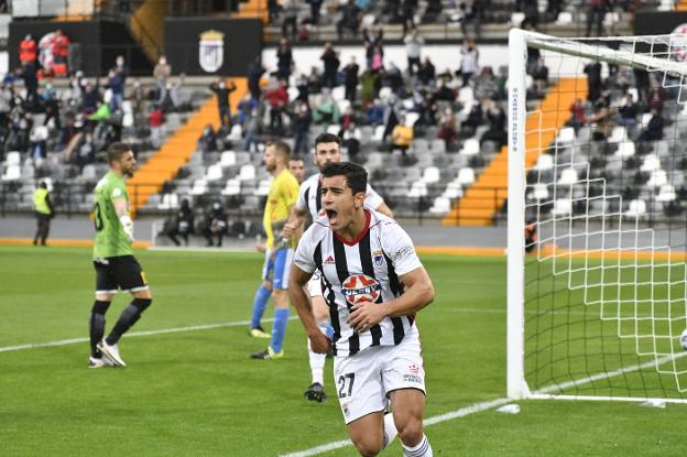 Jesús Clemente celebra su primer gol con la camiseta del Badajoz en el partido ante el Villarrubia./J. V. ARNELAS