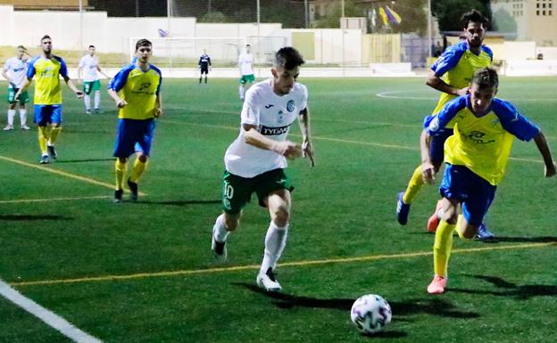 Buben trata de irse de un jugador del Tomares en la banda derecha./AG Media