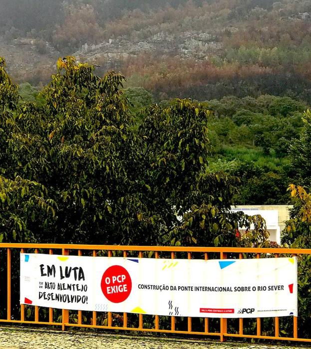 Cartel en Portagem exigiendo un puente internacional en Cedillo. / E.R.