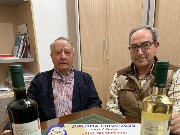 Constancio Sánchez y su yerno, Óscar Puebla, con vinos y diploma. / A.T.