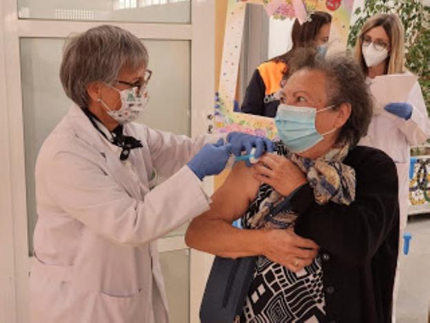 Una mujer acude a la cita para vacunarse contra a la gripe. / HOY