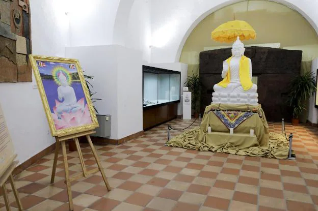 La réplica de Buda en la sala del Museo Guayasamín donde se encuentra desde el viernes. / LORENZO CORDERO