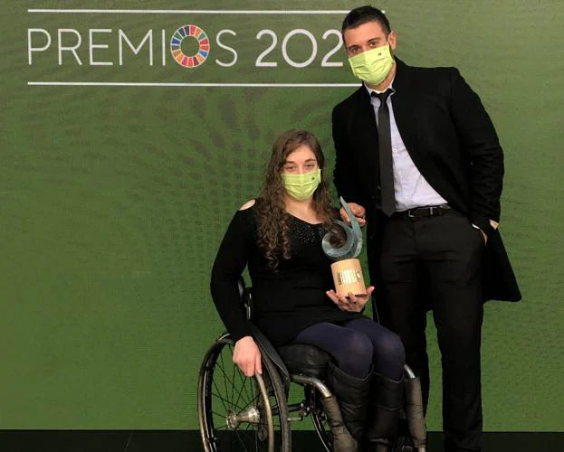 Loida Zabala y su entrenador Óscar Sánchez con el premio Iberdrola SuperA. /HOY