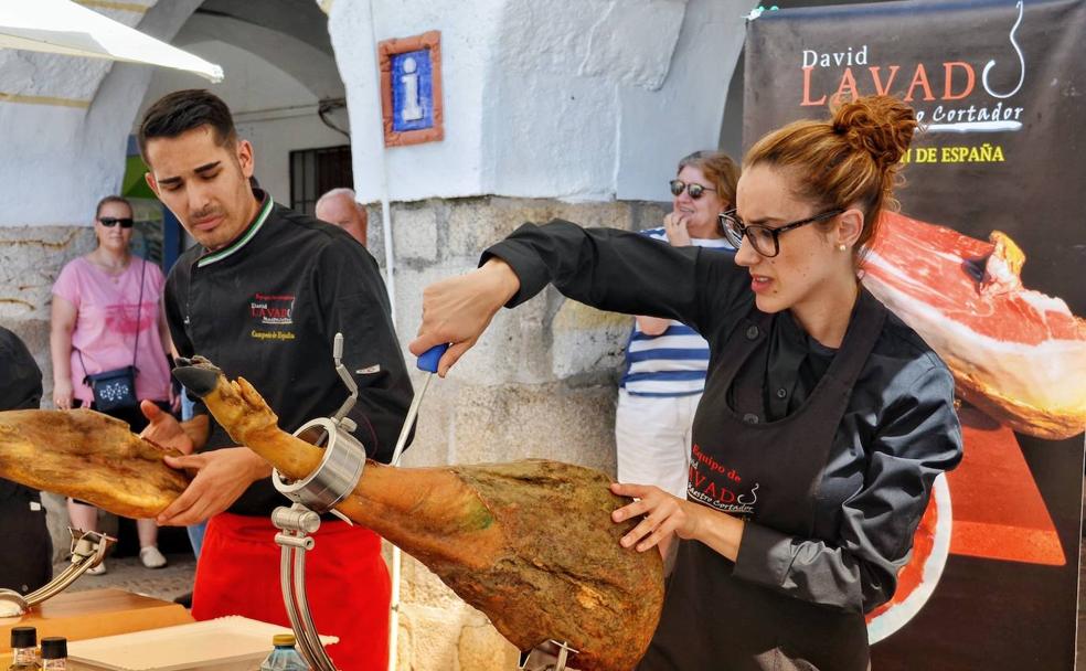 Cortadores de jamón en la plaza Mayor de Montánchez./