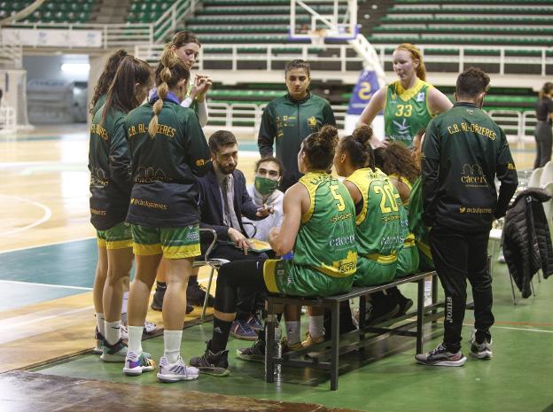 Carbajal instruye a sus jugadoras en el partido del viernes. / A. MÉNDEZ