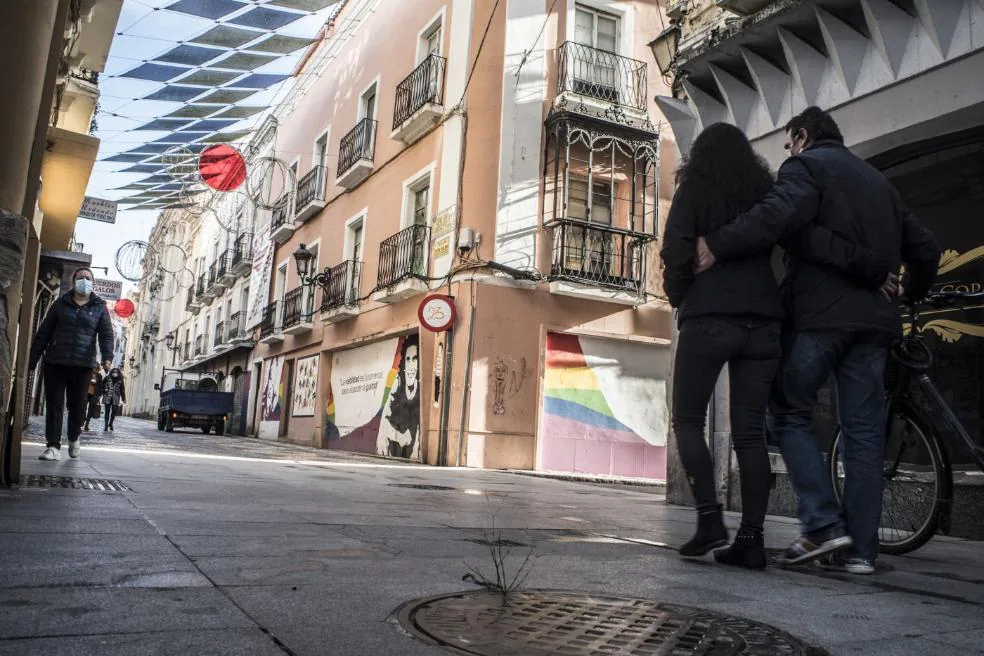 Varios vecinos pasean delantede la fachada del Conventual. / PAKOPÍ