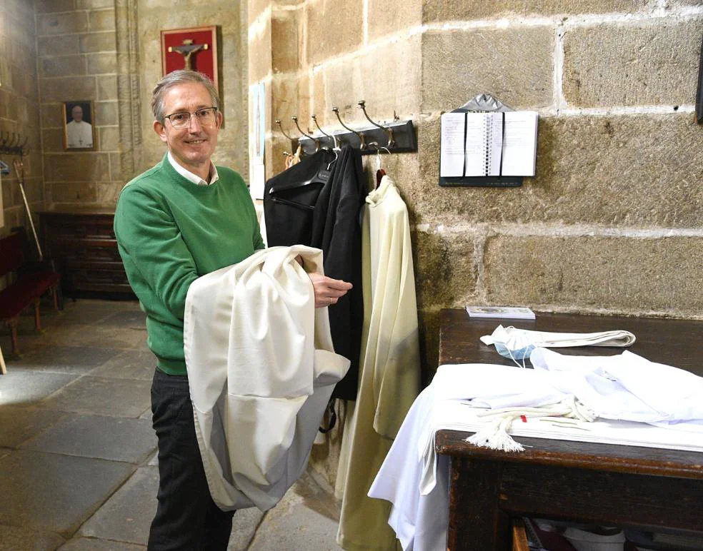 Javier Tovar se prepara para recibir los ministerios de lectorado y acolitado en la Catedral. / DAVID PALMA