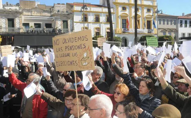 Una de las últimas concentraciones celebradas en Extremadura en defensa de las pensiones. /HOY