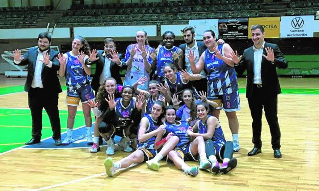 Las jugadoras del Extremadura Miralvalle Plasencia celebran su décima victoria. / CPM