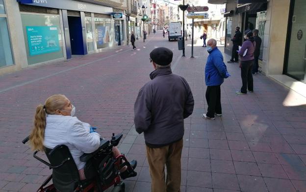 Cola de vecinos en la zona comercial de Navalmoral. / MAM