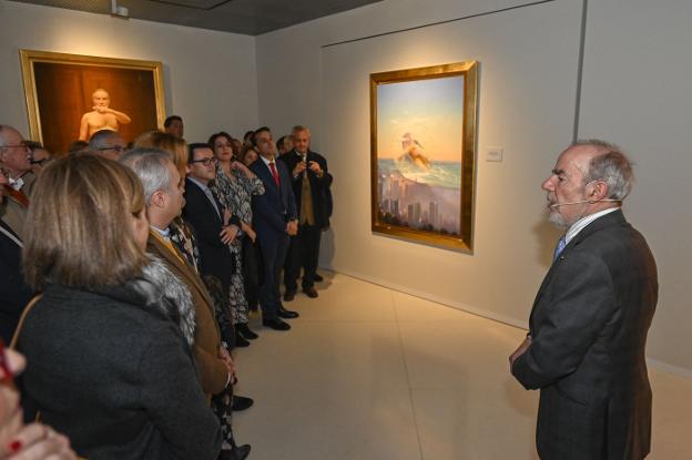 Eduardo Naranjo, presentando una de sus obras a los visitantes. / Hoy