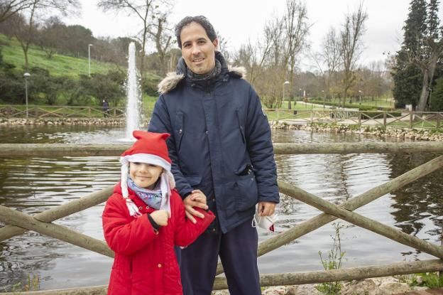 Vicente y la pequeña Mar, de nueve años, junto a la fuente del paseo central en el antiguo parque, próxima a la entrada desde Aguas Vivas. / JORGE REY