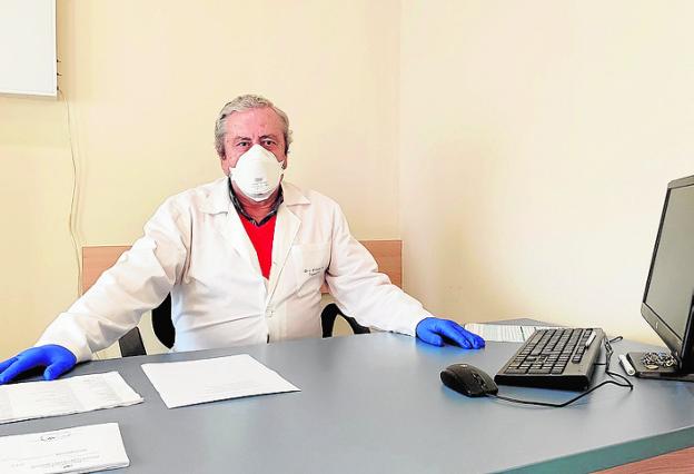 El doctor Cortés, en su despacho de la Mutualidad. / FEXF