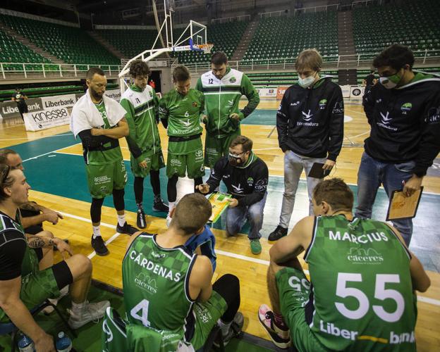 Roberto Blanco instruye a sus jugadores durante un tiempo muerto./J. Rey