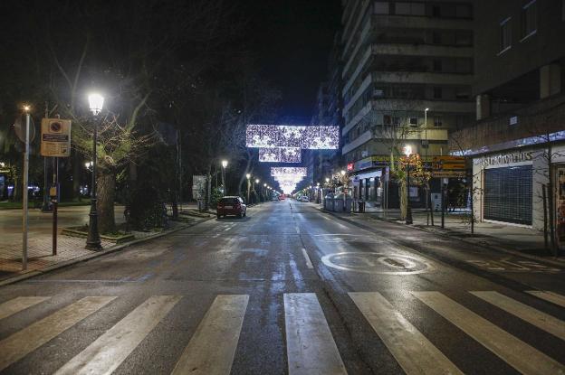 La avenida de España de Cáceres, desierta tras el toque de queda la pasada Nochevieja. / ARMANDO MÉNDEZ