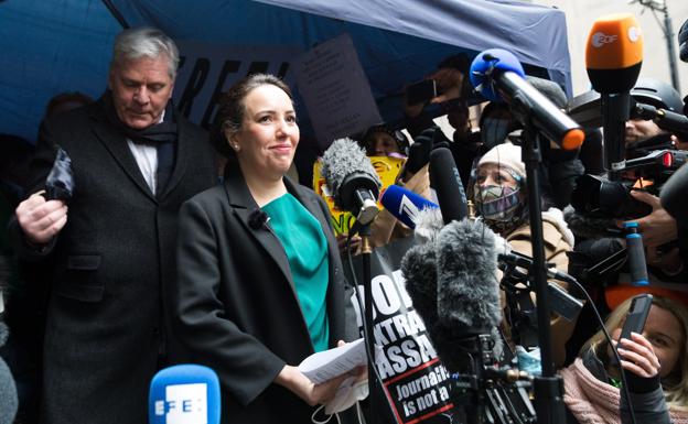 Stella Moris, pareja y abogada y Julian Assange, comparece tras conocerse la decisión judicial. /Afp