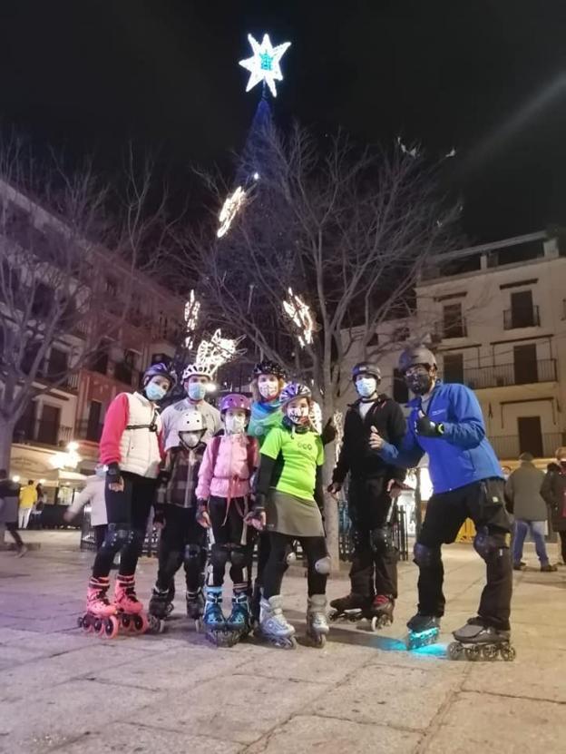 Un grupo de patinadores posa esta Navidad en la Plaza Mayor. / HOY