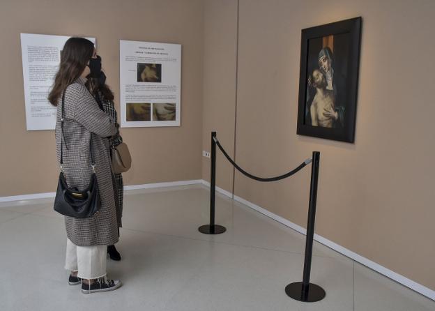 Una visitante contempla el cuadro 'La Piedad'. / CASIMIRO MORENO
