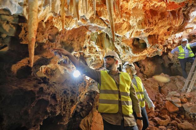 El alcalde, Luis Salaya, y la consejera de Movilidad, Leire Iglesias, visitaron las cuevas tras su hallazgo. / HOY