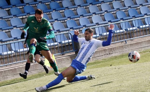 Viñuela se interna por la banda en el duelo disputado por el Villanovense ante el Talavera en El Prado./ADG MEDIA