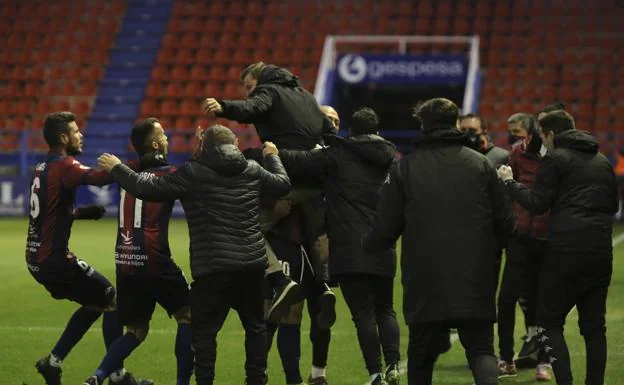 Los jugadores del Extremadura celebran uno de los goles con el técnico Manuel Mosquera. /J. M. Romero