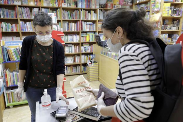 Las librerías permanecen abiertas en Extremadura. / HOY