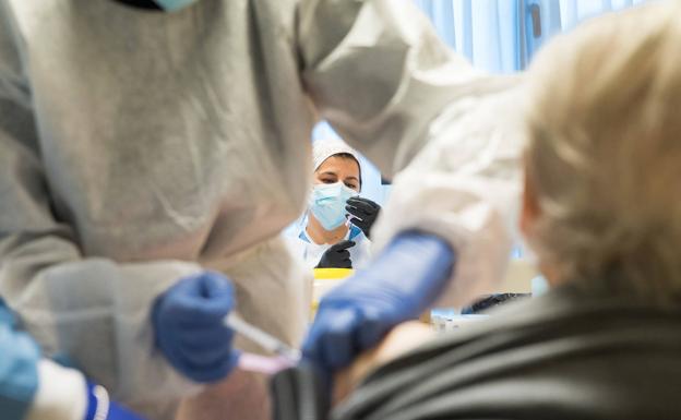 Una enfermera administrando la segunda dosis de la vacuna contra la covid en una residencia de mayores. /HOY