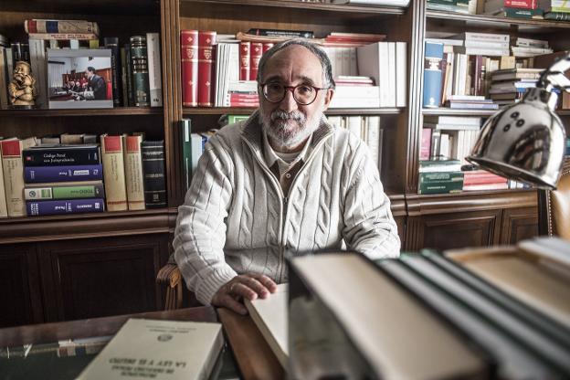 Miguel Martín en el despacho de su casa de Badajoz. / PAKOPÍ