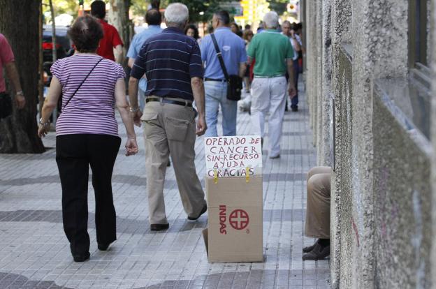 Pidiendo limosna en una calle de Cáceres. / HOY