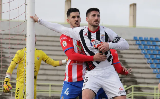 Ismael Heredia y César Morgado durante el partido del Don Benito ante el Badajoz. /E. DOMEQUE